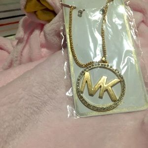 Inspired Mk collar with a par of earrings